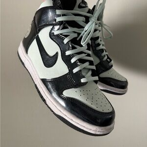 Lightly worn in box Nike Dunk High (barely green/black) GS size 5.5